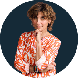 Antje, Kreis, Hand am Kinn